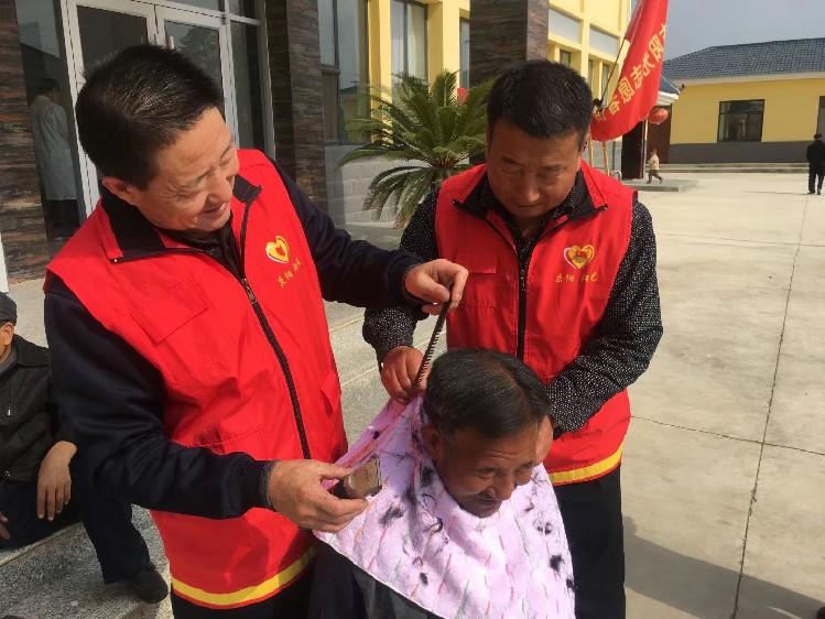 慶陽市陽光志愿者協(xié)會(huì)志愿者在什社敬老院給老人理發(fā)。  通訊員  陽光  攝  