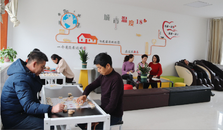市民在東大街社區(qū)陽光客廳休閑娛樂。  通訊員  郭芳  攝  