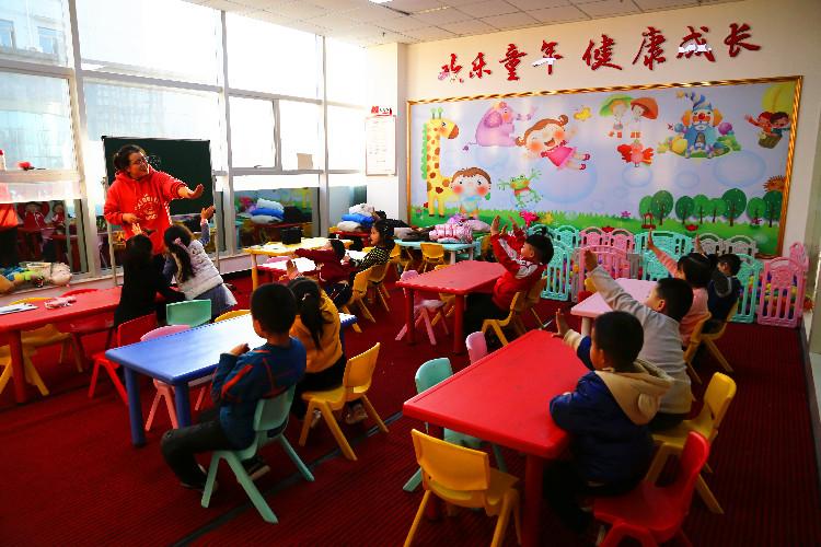 麗景幼兒園學(xué)生在合水東路社區(qū)的“四點(diǎn)半課堂”做互動(dòng)游戲。  通訊員  翟娜娜  攝  