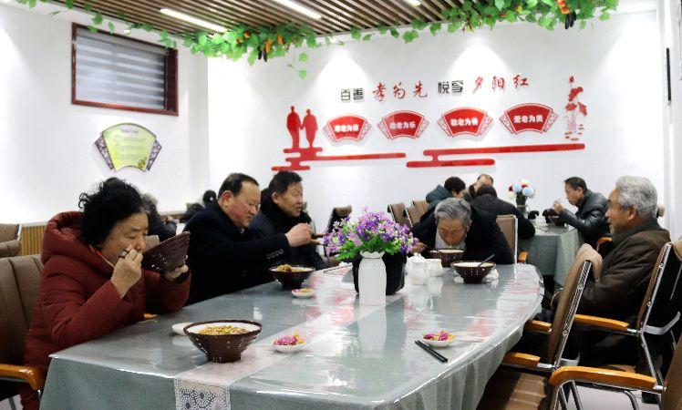 南苑路社區(qū)，老人在“老年餐桌”就餐。  通訊員  耿洋洋  攝  