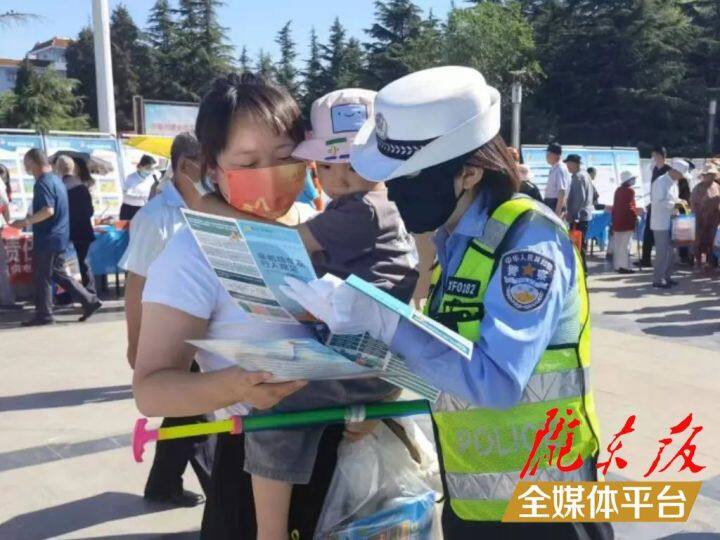 【創(chuàng)建全國文明城市·我們在行動】西峰公安交警強化“一老一小”宣傳，筑牢交通安全防線
