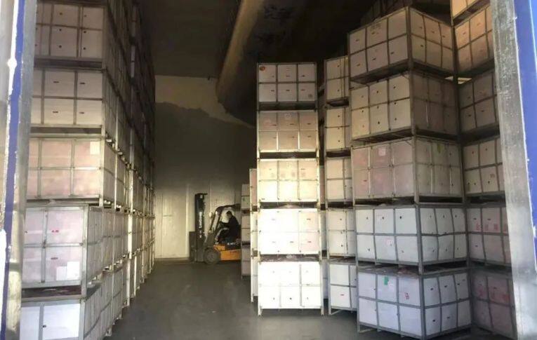 恒溫保鮮冷藏庫(kù)里存放的裝滿蘋果的果筐。
