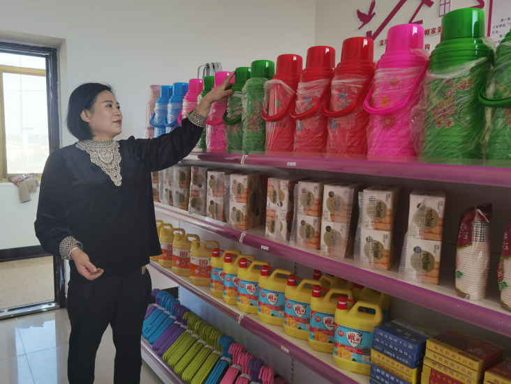 西峰區(qū)后官寨鎮(zhèn)帥堡村“巾幗家美積分超市”工作人員在整理物品。 通訊員 翟娜娜 攝