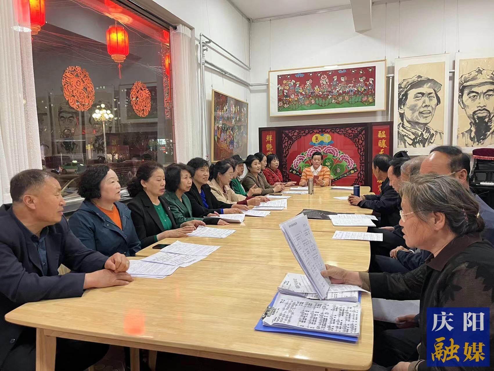 華池縣文化館民歌合唱團的成員在練習(xí)隴東民歌。