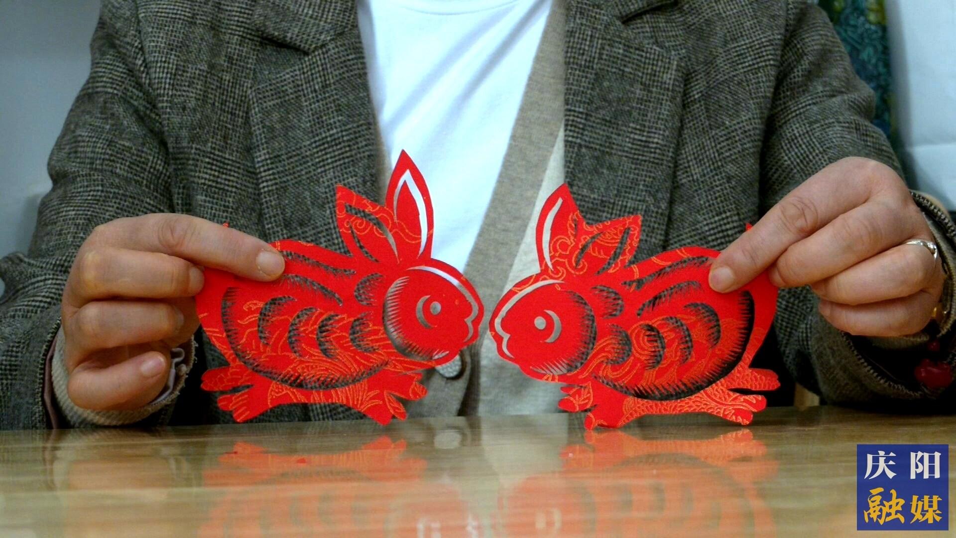 華池縣文化館非遺工坊的手藝人創(chuàng)作的剪紙。 通訊員 雷彩利 攝
