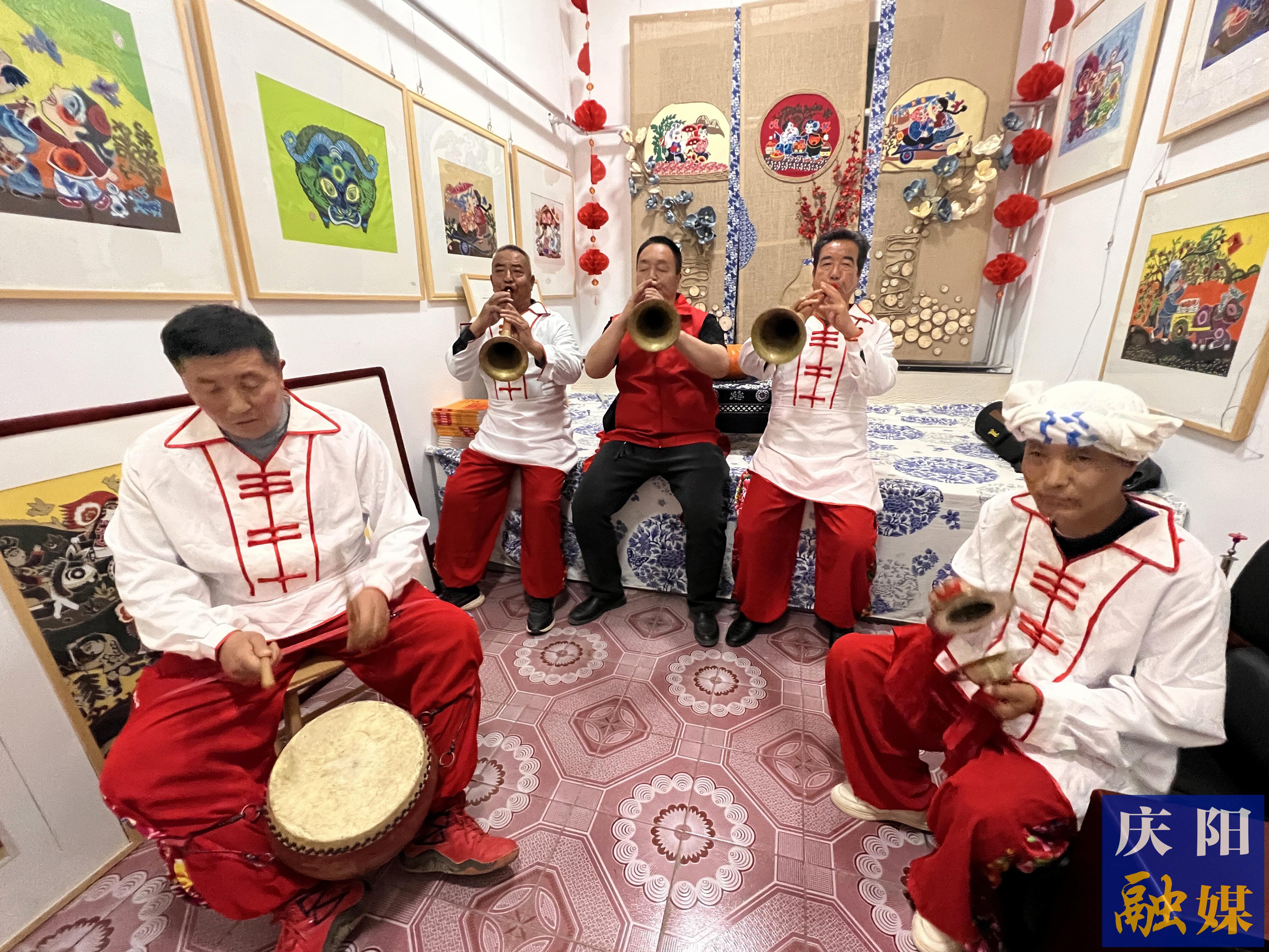 高小兵（左三）和同伴在練習(xí)吹嗩吶。
