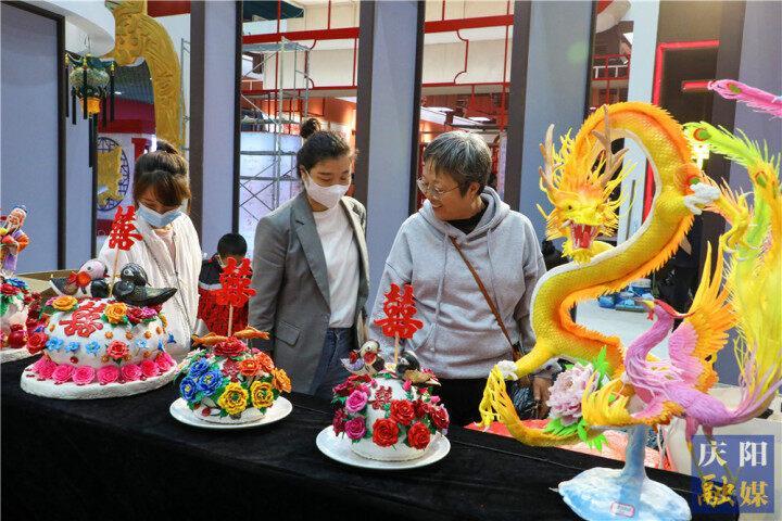 【攝影報(bào)道】先睹為快！香包節(jié)展銷產(chǎn)品豐富多彩琳瑯滿目