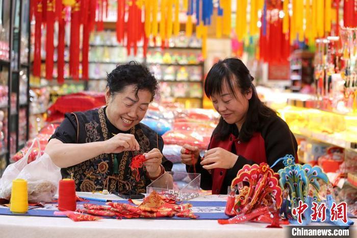 甘肅慶陽：指尖國風(fēng)藝術(shù)融合時(shí)尚跨界“出圈”