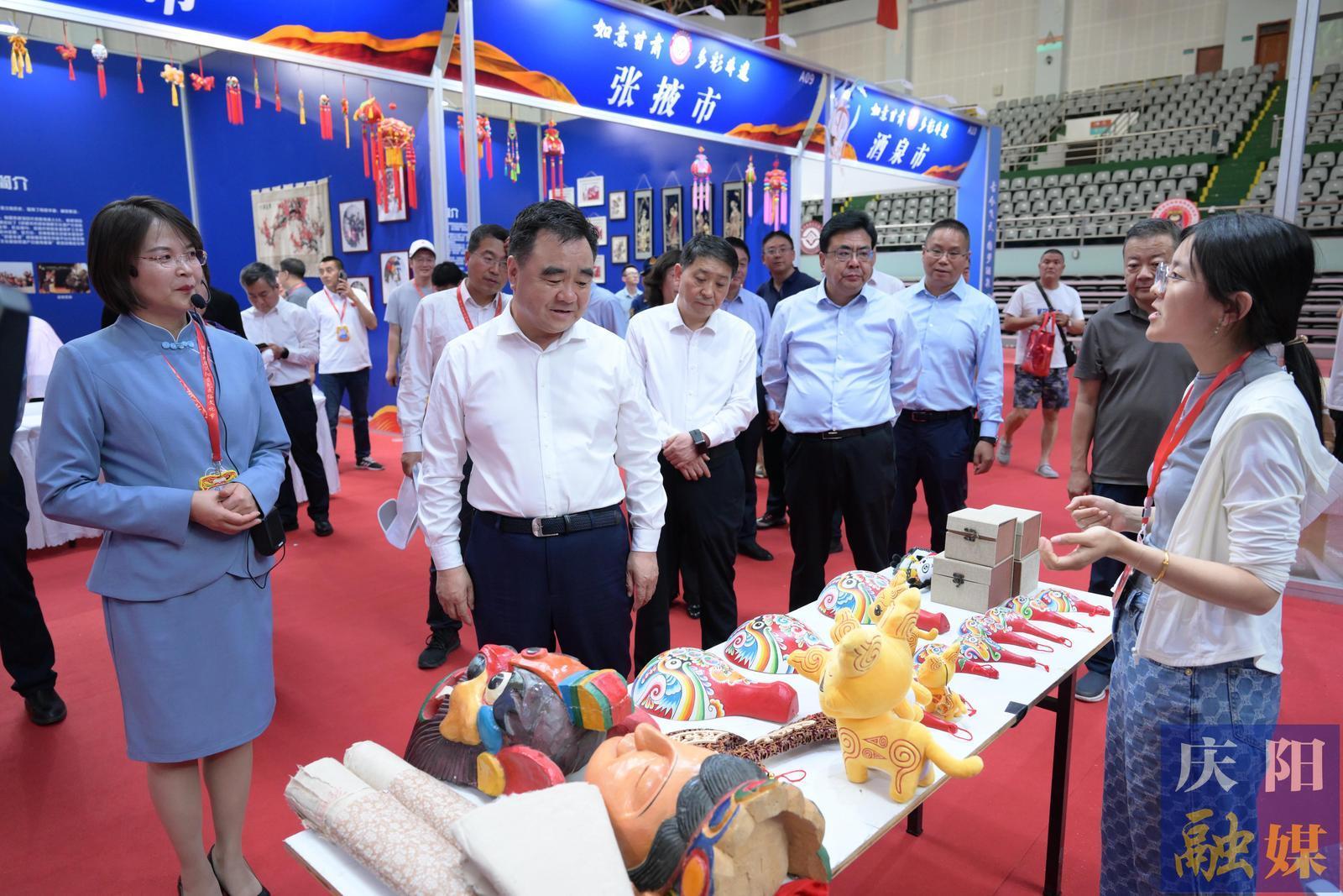 黃澤元周繼軍在督查驗收第十九屆“香包節(jié)”籌備工作時強調(diào) 精益求精完善 精致精細組織 用心用情服務 努力把“香包節(jié)”辦成高水平高質(zhì)量的文化盛會