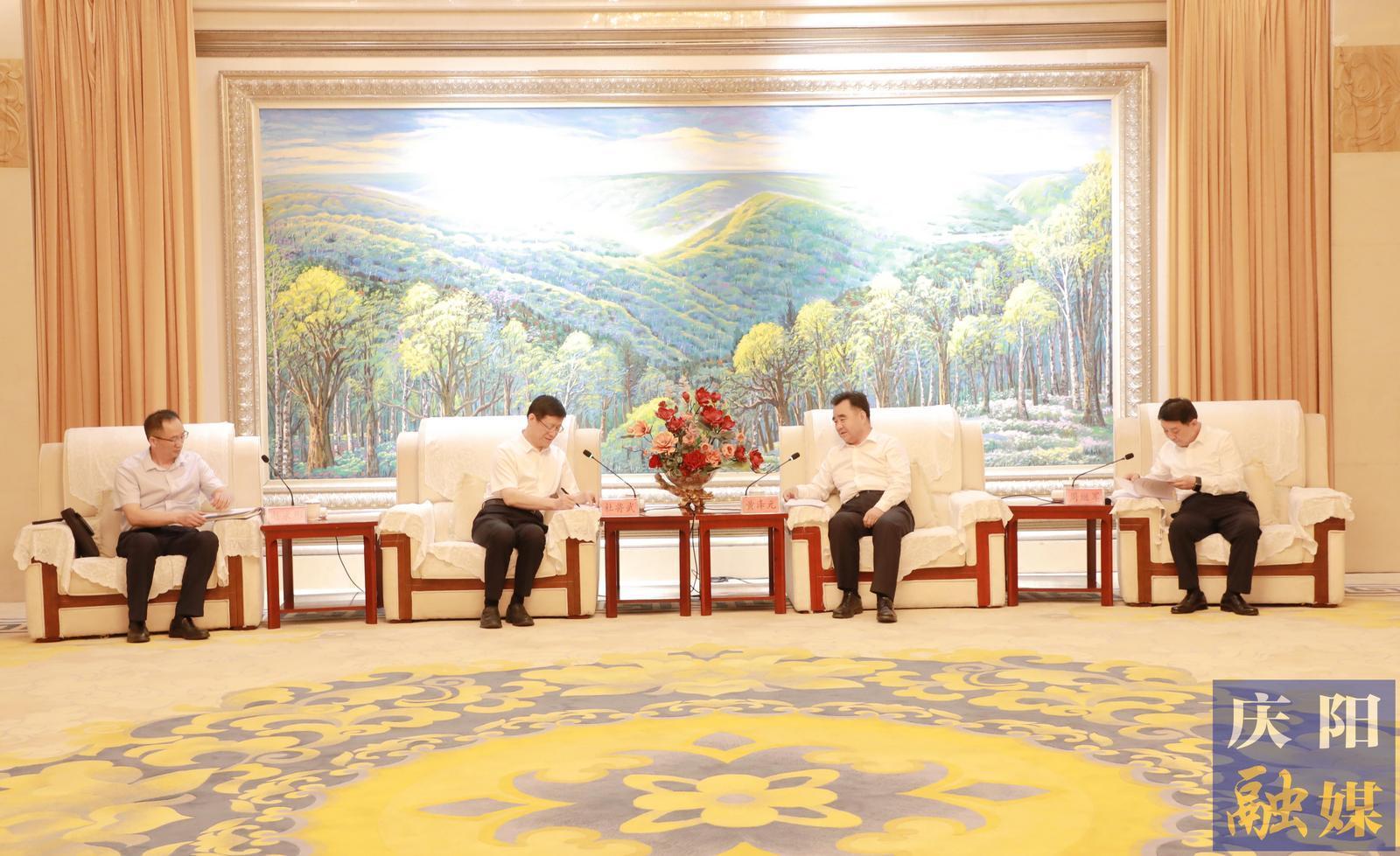 黃澤元周繼軍與華電集團(tuán)副總工程師、華電煤業(yè)集團(tuán)黨委書記、董事長杜將武一行座談