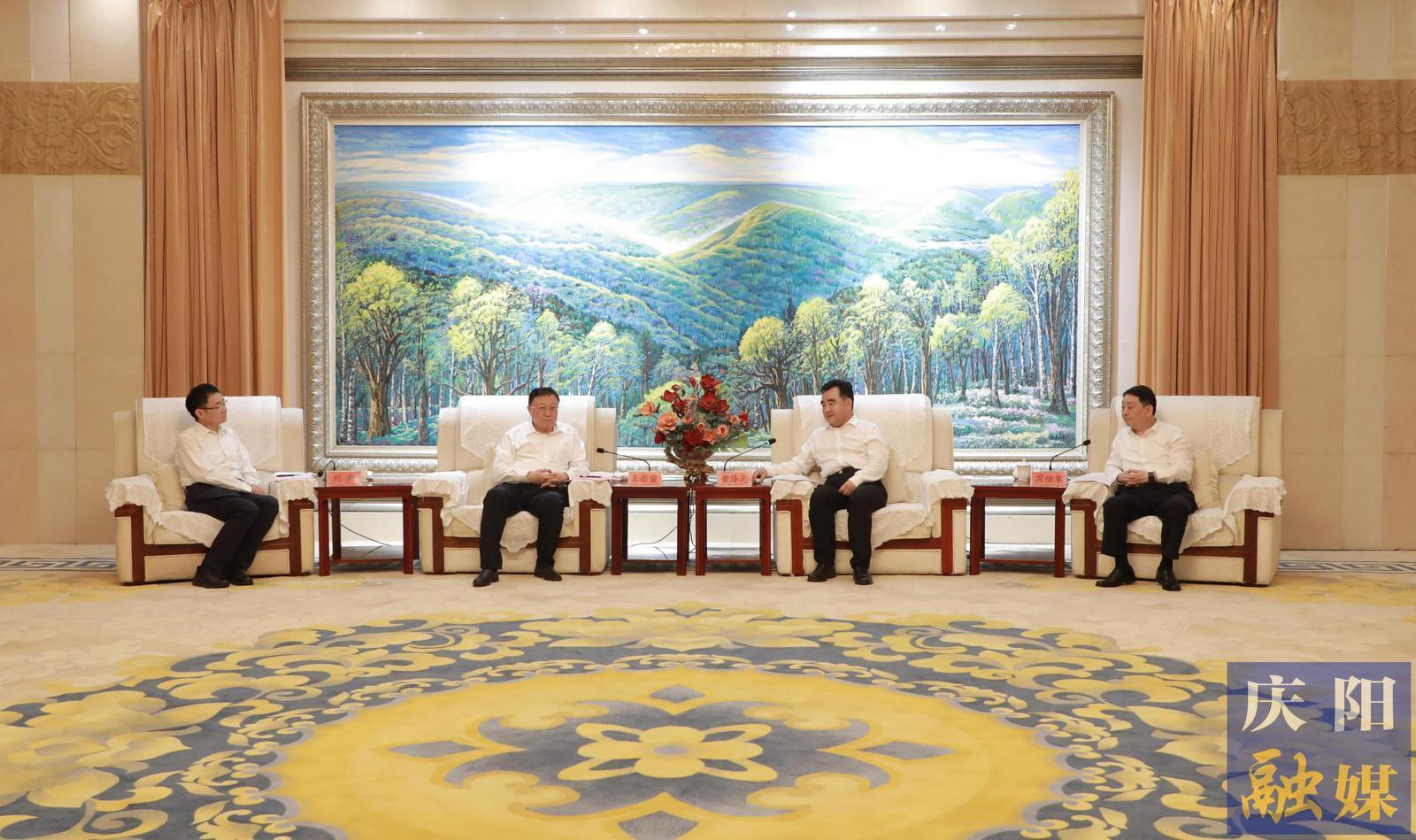 黃澤元周繼軍與中國交通建設(shè)集團(tuán)有限公司黨委書記、董事長王彤宙一行座談