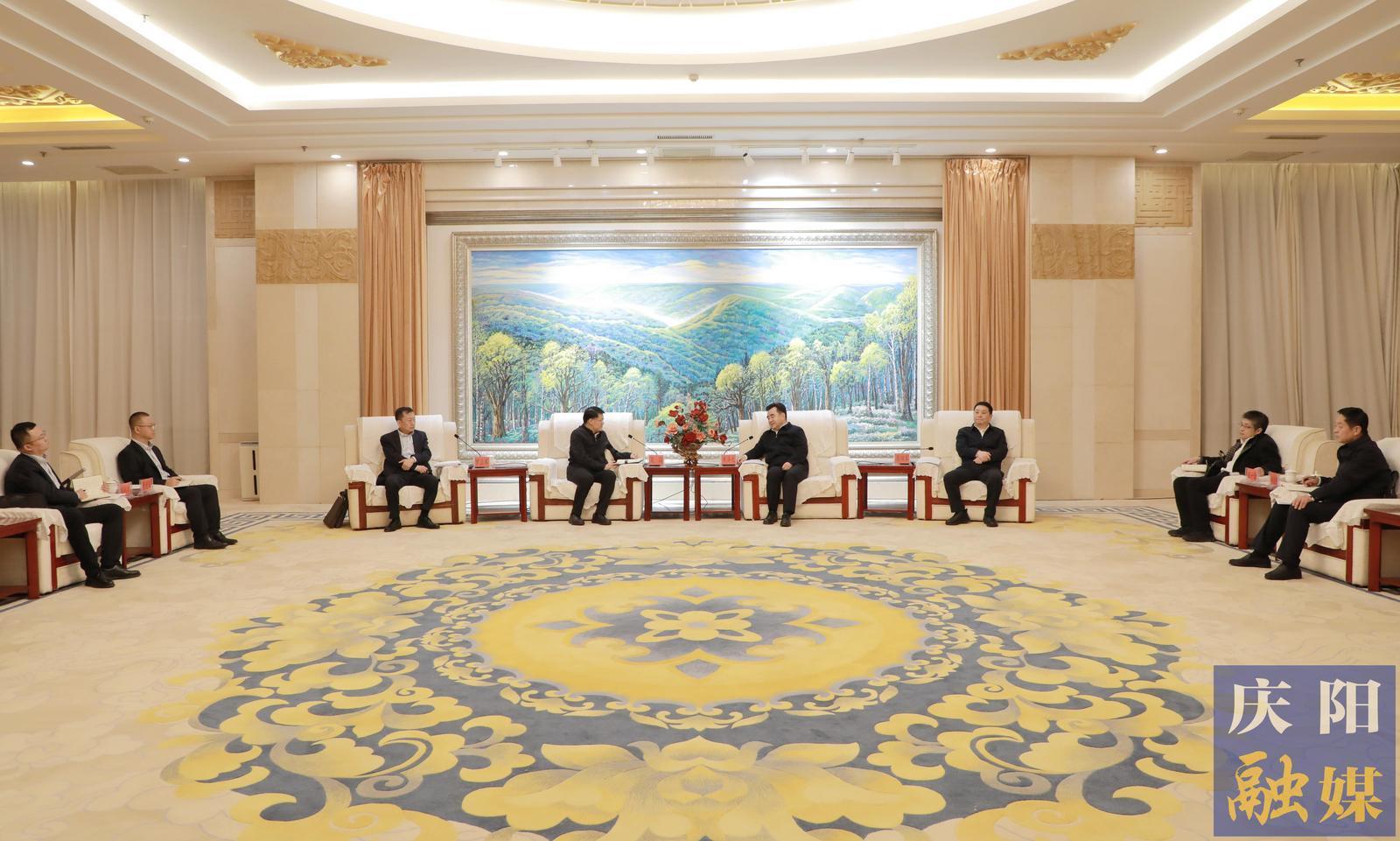 黃澤元周繼軍與中國農(nóng)業(yè)銀行甘肅省分行黨委書記、行長吳崗一行座談