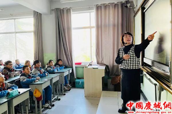 慶城縣博物館走進(jìn)慶城小學(xué)開(kāi)展“探索錢(qián)幣歷史 傳承文化智慧” 主題社教活動(dòng)