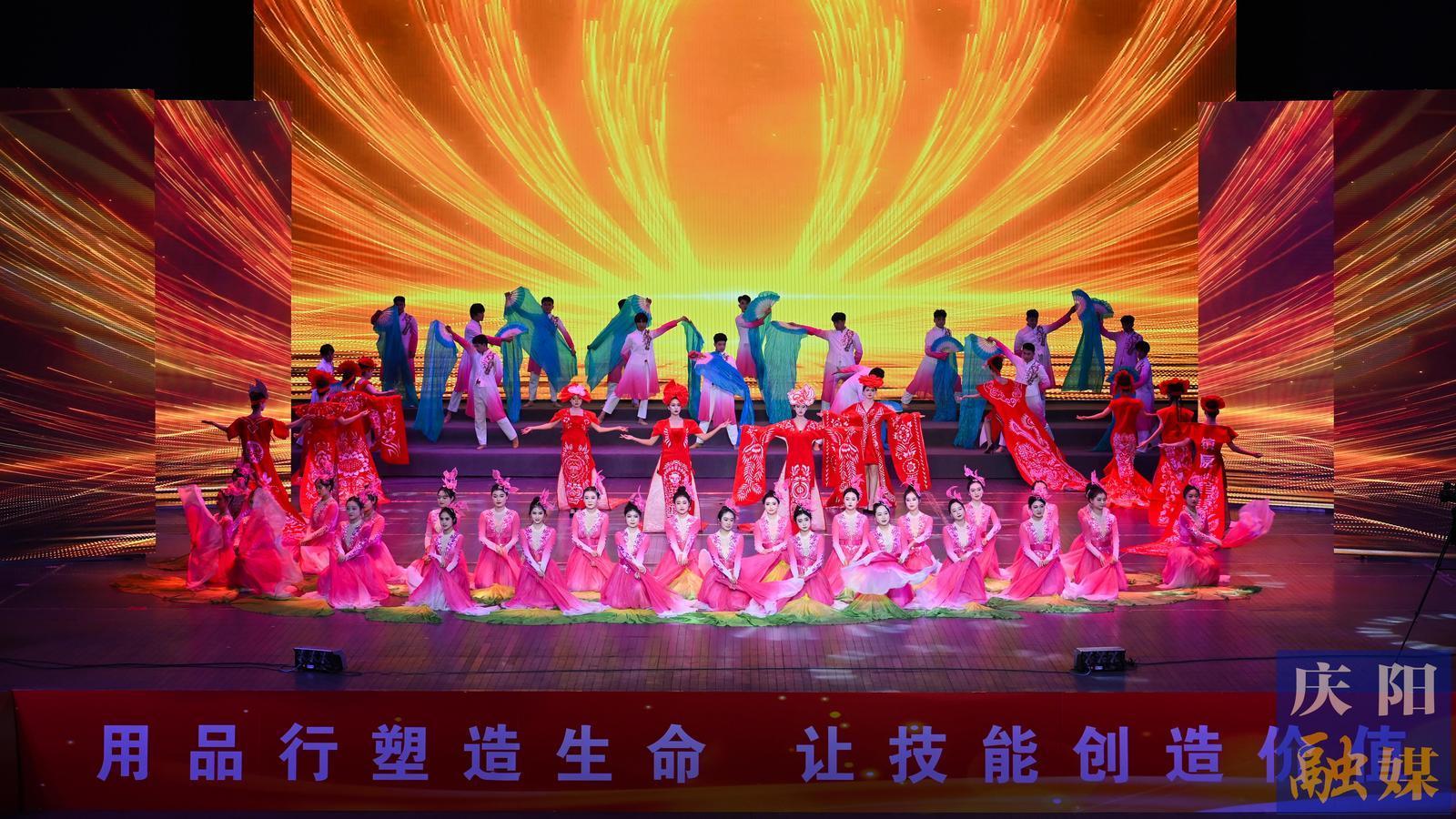 【攝影報(bào)道】慶陽(yáng)職業(yè)技術(shù)學(xué)院“匠心育才向未來”文藝晚會(huì)舉行